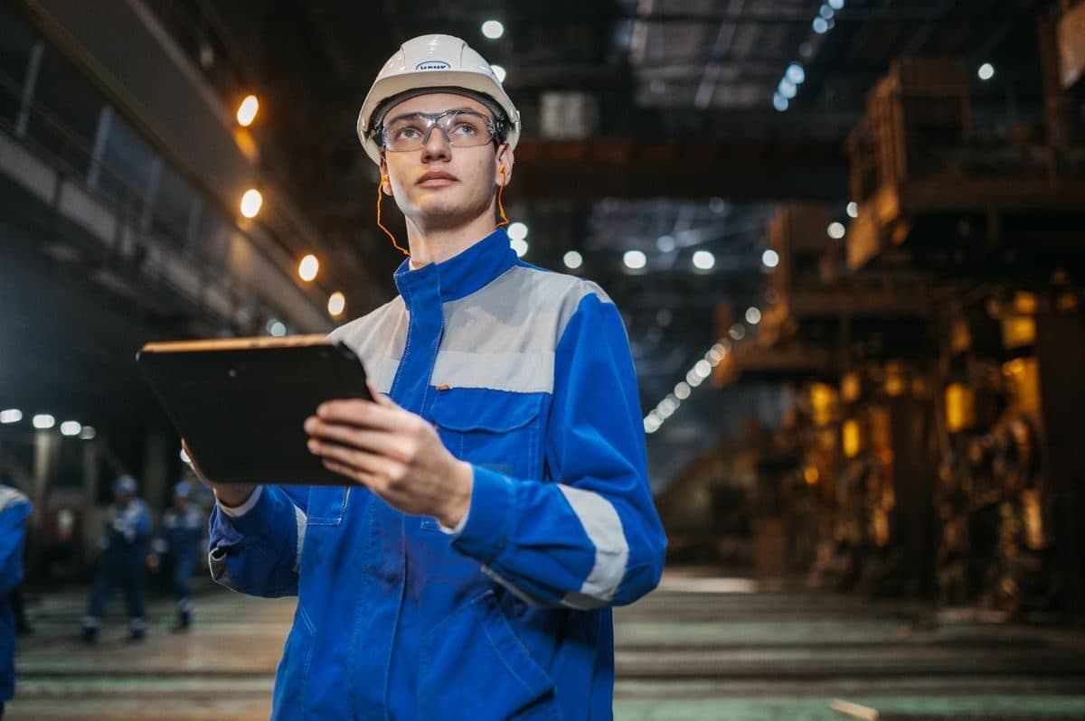 Ingenieur met tablet in een industriële productieomgeving